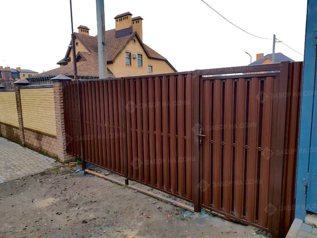 Ворота с калиткой для частного дома и дачи  в Кореновске